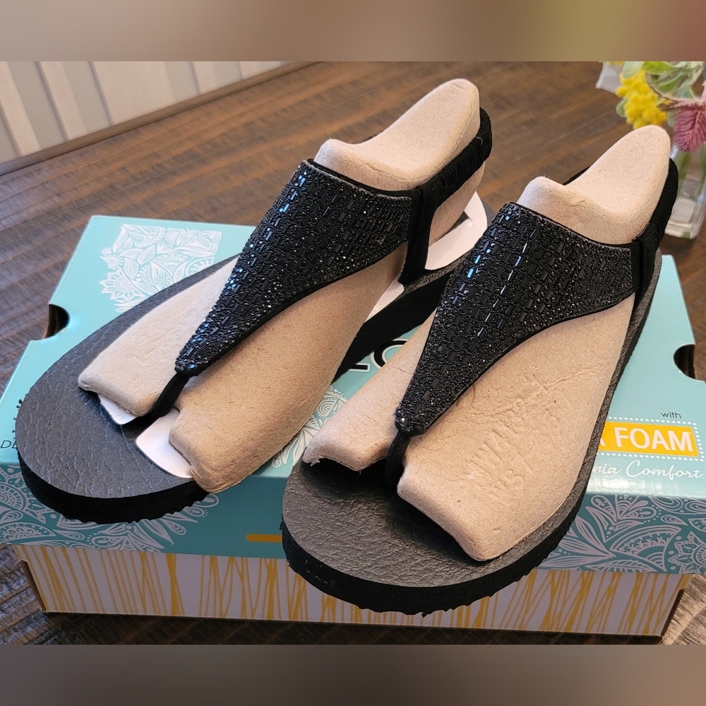 New in the Box Skechers Yoga Foam Sandals - Size 7